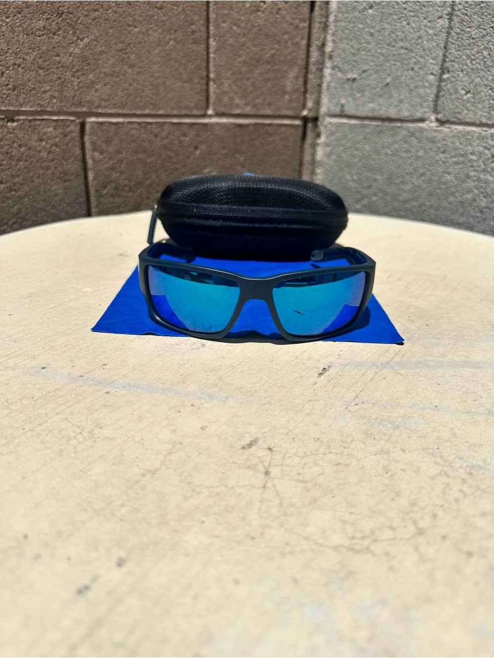 Costa del Mar sun glasses for Men's Polarized Blue Lens Sunglasses - Black Frame